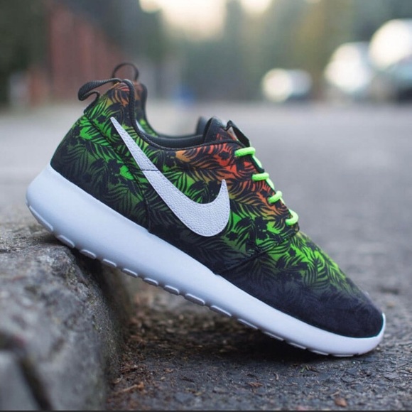 Nike roshe run gs floral tropical print womens sho - Picture 2 of 3